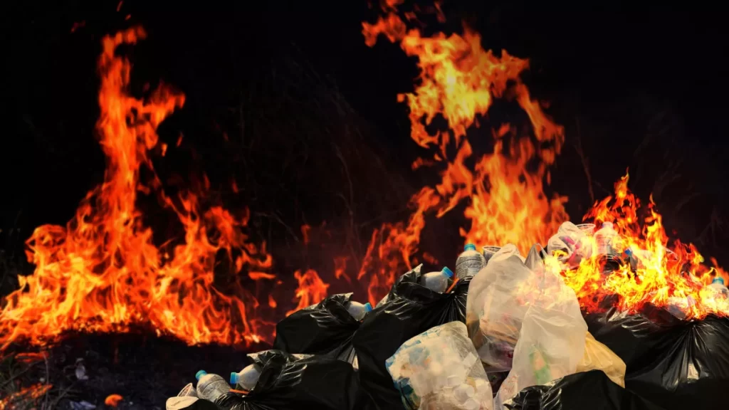 pencemaran udara akibat pembakaran plastik