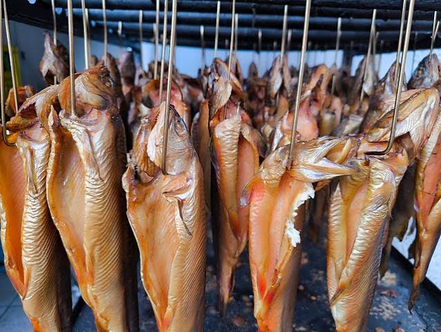 berapa lama cara mengasap ikan